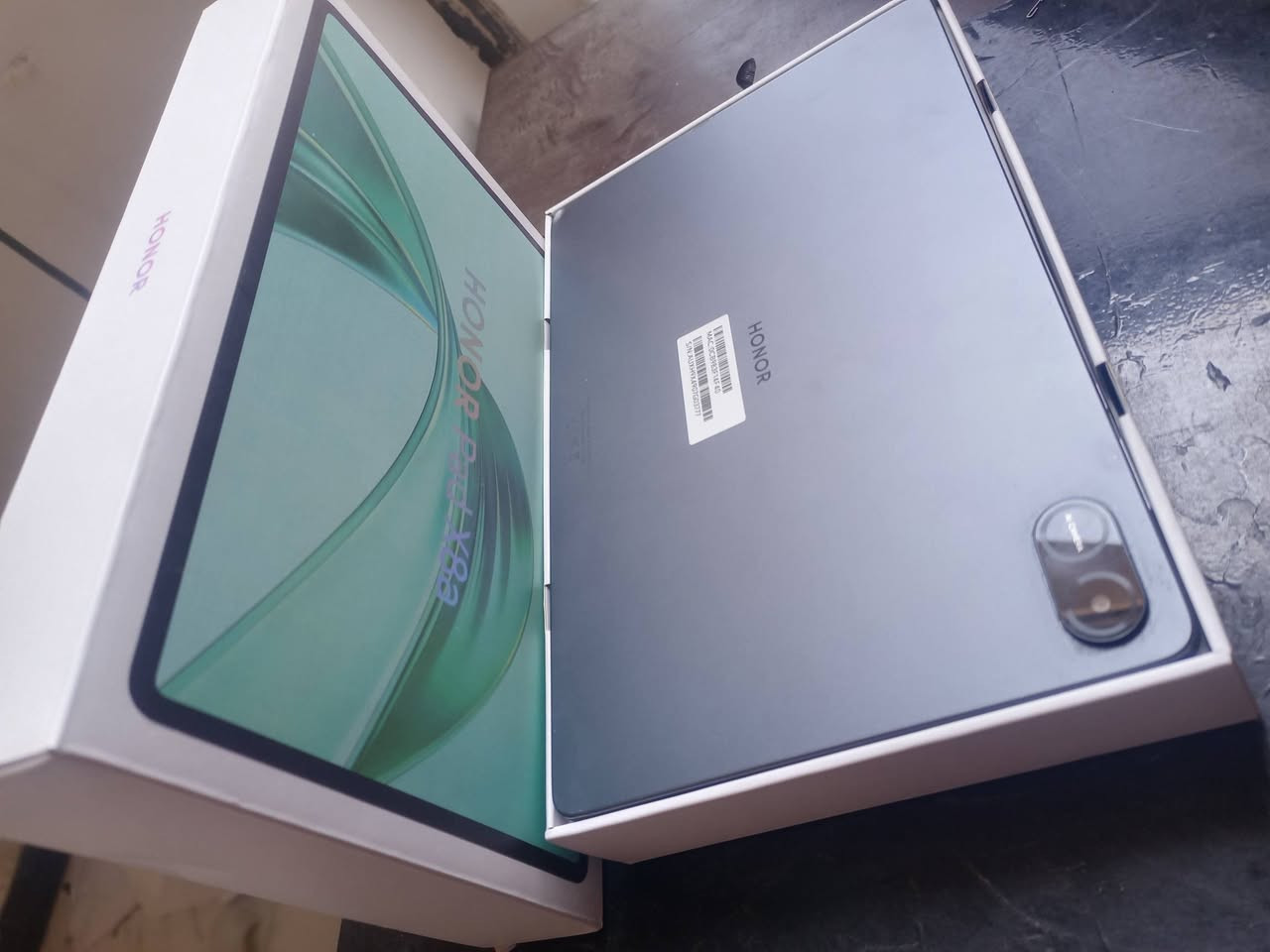 هونر x8a الجديد مالته ب300
مساحة 128 جيجا
استعمال شهر واحد 
الضرر بالصوره 
الملحقات 
قلم هونر الأصلي 
سلك شاحن
كارتون الايباد 
شاحن القلم 
كفر هونر 
السعر 200 قفل لاتتعبني ولا اتعبك
توصيل موجود
واتساب 
***********
