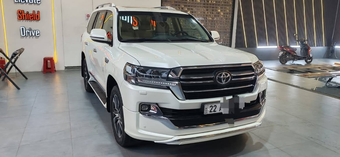 السلام عليكم لاندكروزر مديل ٢٠٢٠ سيارة جديدة GXR
محرك V6 سيارة مكفولة ماشيه 93الف موصفات لاندكروز معروفه ***********

