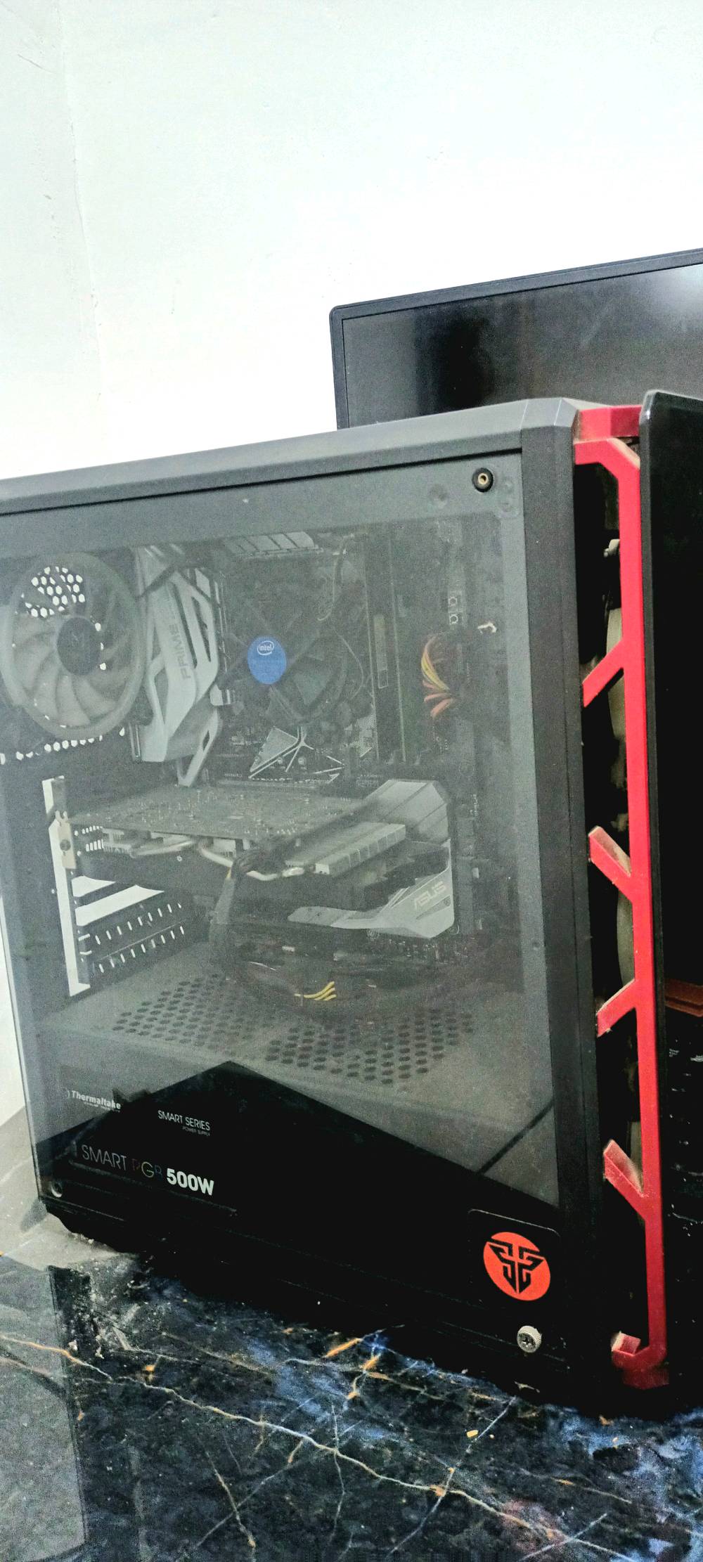 المعالج: Intel Core i3 الجيل التاسع (i3-9100)

​كارت الشاشة: AMD Radeon RX 580 بسعة 8GB

​الرامات: 16GB DDR4 (قطعتين 8×2)

​التخزين: 2x SSD 120GB 

​الباور سبلاي: Thermaltake Smart 500W الأصلي

​اللوحة الأم: ASUS

​الكيس: Fantech مع إضاءة وجانب زجاجي

اسعر 450

مكاني بغداد الكرغوليه