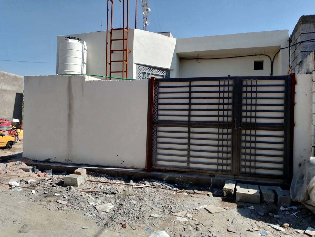 السلام عليكم بيت للبيع طابو زراعي سند 23 مساحه 100 غرفتين وديوانيه وهول مناور 2 مطبخ السقف كونكريت وسقف ثانوي كامل أبو الخصيب منطقة محيله منطقة العاكوليه سعره 55 وبي مجال بسيط ***********
