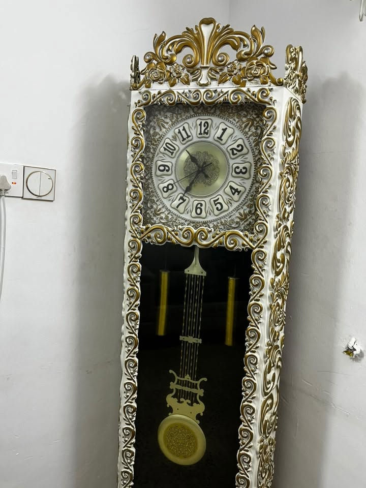 ساعة عامودية للبيع للتواصل والاستفسار الاتصال بالرقم ***********
