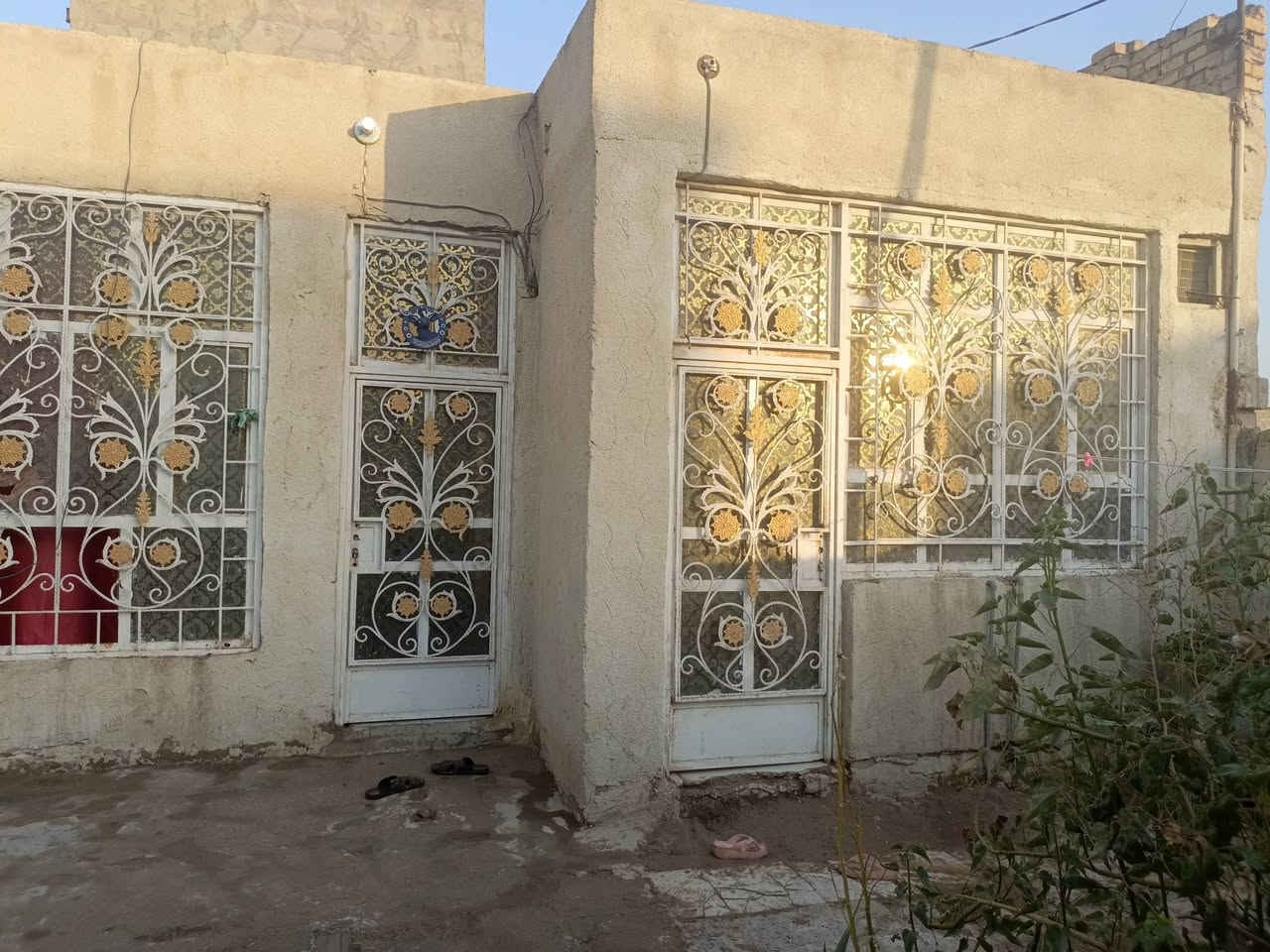 سلام عليكم بيت البيع المساحة 200  العنوان الحمزة الغربي بشارع المعاره الهناك عن حسنيته السجاد  بفرع  المختار كاظم شبيب الخشيمي  يبعد عن الشارع100متر والمولد هم 100متر ماي كرهباء البيت يتكون من غرفتين نوم ومطبخ وصاله وستقبال وحمامات خرجيه وحمام دخلي  الوجهي 12ونص النزال 16 السعر 52 وبيه مجال الرقم ***********
