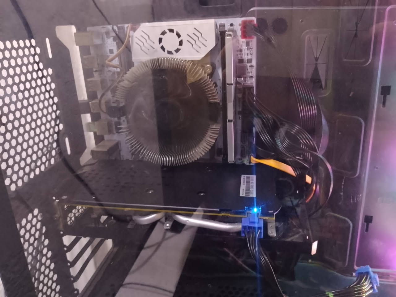 السلام عليكم تجميعه مرتبه ونضيفه وتشغل العاب باداء حلو
معالج: Xeon E5-2666 v3
بورد : X99-D4
رام : 16gb ddr4
كارت شاشة RX580 8GB
هارد HDD 1 تيرة 
هارد ssd 128 
باور سبلاي 700W atx the rocket 

تجميعه نضيفه حيل تجي وتشوفها وتدلل تاخذها بس اكو مشكله هي شغاله كامله طبيعي بس الكرت مرات يصير صوت المراوح عالي ومرات لا مع العلم حراره مو عاليه ف ابيع ويا كرت ب ٣٥٠ الف او بدون كرت ب ٣٠٠ الف واذا تريدون شاشه و يو بي اس وياه انزل حيل من السعر

 مكاني بغداد الدوره حي المعلمين 
7748406454
