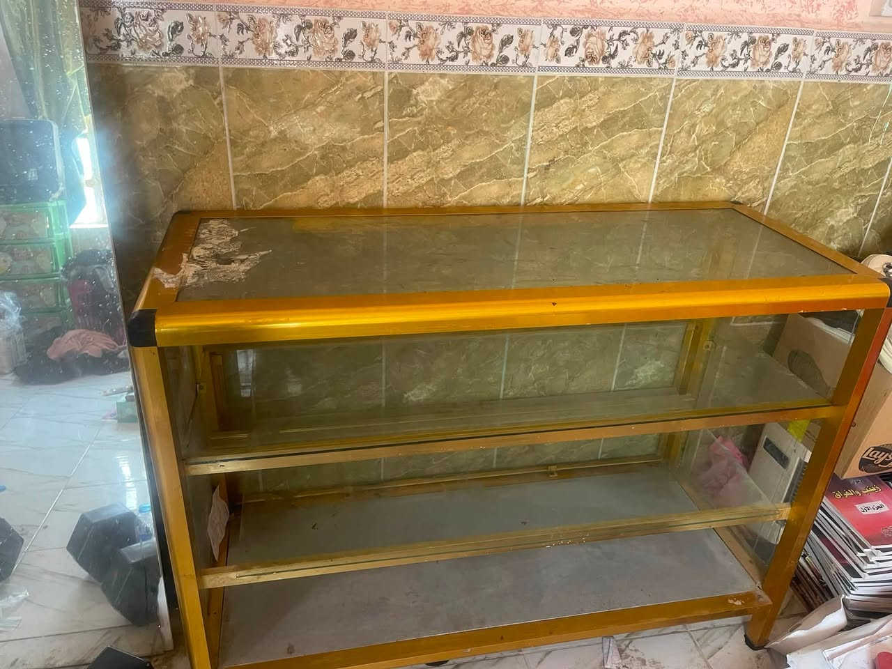 ميز كاشير يرهم كلشي تركيب وميز المنيوم وچريايه نجاره ام نفر للبيع مكاني بصره ***********
