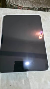 ايباد m4  ذاكره 256 كل غراضه ويا  بطاريته 🔋87‎%‎ مشحون 424 مره  جهاز ك...
