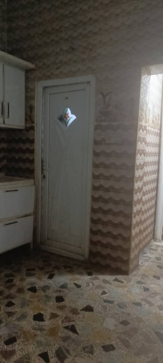 دار للبيع – شيشان الثانيا/قرب شارع 50 مال موضفين.
📍 7 بيت عن الشارع قاطين مو بعيد .

📐 المساحة " ( 100 ) متر .

📄 نوع العقار " طابو صرف مطلوب  إسكان ٣ ملايين  .

🏠 يحتوي المنزل على طابقين الطابق الأرضي غرفه نوم ومطبخ وستقبال وحمام وصاله مفتوحه 🏡. الطابق الثاني أيضاً حمام وغرفتين نوم بناء عكاده * 

📞 للاستفسار، واتساب أو إتصال: ***********

