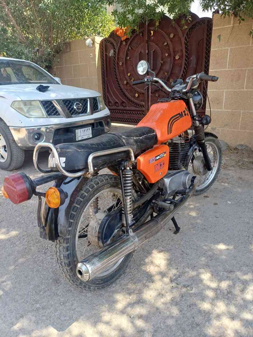سلام عليكم دراجه mz 82 للبيع كصه 4  فوك تركي وجوة كلها الماني كهربائية كلها كامله لحيم خشم وجوة الكشن صلنصه تركي الاصلي الدراجه كامله السعر مليون وبيها مجال للستفسار *********** الموشراي لا يتعبني
