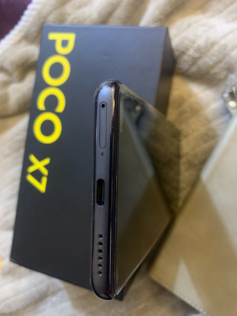 * الجهاز: بوكو  (POCO X7) نظيف وبدون أي خدش أو كسر، محافظ عليه ومستخدم لأشهر قليلة فقط.
 * الذاكرة: 512 جيجابايت.
 * الشاشة: منحنية  ونظيفة جداً مع لزقة حماية، رام ١٢وتدعم 90 فريم بلعبة ببجي بأداء خارق.
 * الكاميرا: دقة 50 ميجابكسل بصور صافية وحلوة جداً.
 * مقاومة الماء: مقاوم للماء والغبار 
 * الحالة: الجهاز شد بلد، بدون أي تبديل لأي قطعه (كلشي أصلي ووكالة)، وخالي تماماً من الخدوش.
 * الملحقات الكاملة:
   * الكرتونة الأصلية موجودة.
   * الشاحن الأصلي ويا.
   * كفر حماية أصلي.
   * لزقة حماية للشاشة.
> الجهاز جاهز للاستخدام وما ينقصه شي، والنظافة تحكم بنفسك.
> 
📞 للتواصل والاستفسار: ***********

السعر:٣30 وبيه مجال