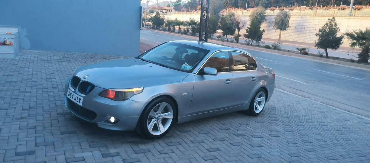 سەرەتا بەناوی خوا
BMW 530i  e60نوزل کورت چاوبرۆ
سەیارەکە 2004 مەنەفیسی ئەسلی خۆی لەگەلایە 
سەیارەکە لۆک لۆکە هەتا بڵێی جوان و تازەیە لە ناوەوە و لەدەرەوەش ، زوریش بەقەوەتە
ناو رەش جلد تەبرید ساردو کەرم بەشەرت
ئاوینەی دژە فولە
جوار جام کارەبایە
گێری توماتیکو عادیە ،سوکان کارەبا
گێڕ و مەکینە و کارەبای و ئەکسڵ هەمو بەشەرت
سەیارەکە نیو حیزامی بەریتانیایە سەقفی بەشەرت.
نرخی 45  مەعامەلە
شوێن :کەلار
ژ.مۆبایل:***********
