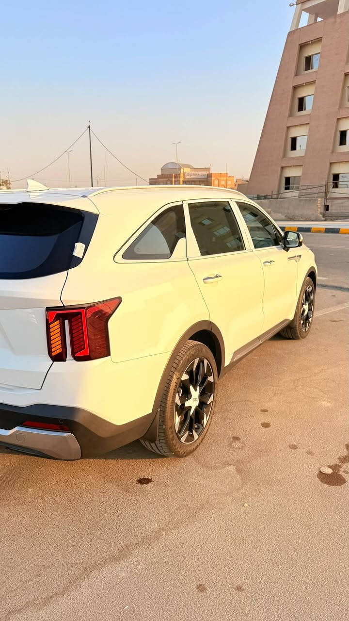 🤩 كيا سورنتو 2026 محرك 6 سلندر V6 🤩
قوة، فخامة، وتكنولوجيا بمستوى مختلف تماماً! 🔥

⚙️ المحرك والأداء:
🔹 محرك V6 سعة 3.5 لتر
🔹 قوة 268 حصان 💪
🔹 عزم 331 نيوتن متر
🔹 ناقل حركة أوتوماتيك 8 سرعات
🔹 أداء قوي وتسارع ممتاز على الطرق السريعة

✨ التجهيزات الخارجية:
🔹 تصميم جديد كلياً وعصري جداً
🔹 مصابيح LED أمامية وخلفية كاملة
🔹 ويل كب رياضي قياس 20 🛞
🔹 مرايا كهربائية مع طي

🛋️ المواصفات الداخلية والفخامة:
🔹 3 صفوف مقاعد (7 ركاب) 👨‍👩‍👧‍👦
🔹 مقاعد مخمل مريحة
🔹 شاشة وسطية كبيرة تدعم Apple CarPlay و Android Auto 📱
🔹 شاشة عدادات ديجيتال
🔹 تشغيل بصمة + دخول ذكي

🛡️ أنظمة الأمان:
🔹 حساسات محيطية

🔹 داتا شو 
🔹 مثبت سرعة ذكي

💎 سيارة تجمع بين القوة، الراحة، والفخامة — خيار مثالي للعائلة والرحلات والسفر الطويل.

عنوان الناصريه الشموخ 
***********
