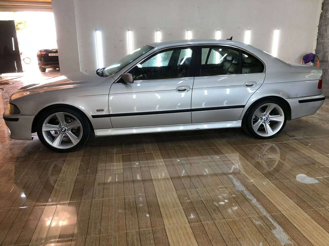 بی ئم دەبڵیو e39    525
مۆدێل 2003 
گێڕ تۆماتیک و عادی و سپۆرت
ئارم پلاستیک سلێمانی ئارم و ئەولیات بەشەرتی مەفرەزە و سەیتەرە
تەواوی کوردستانی پێ بگەڕێ
٣ پارچە بۆیاخ لە گەڵ دوو پەڵەی بچووک بێ ناوگرتن بێ دەعم بێ چەکوش 
هەشت ئێرباگ ئێرباگیش نەتەقیوە
ویل هامان ١٨ 
تەبرید لەسەر سویچ 
تەبرید دوو زۆن
بپێش و پشت کەپس
تەحدید سورعە
ئەی بی ئێس و تراکشن
تەحەکۆماتی سەر سوکان هەمووی ئیش ئەکا 
شاشە ئایپاد 
لایت عەڵقە
چوار جام ئۆتۆ
قۆفڵ مەرکەزی
بەنسی برێک و پێش و پشتی تازە گۆراوە 
نە بۆخار نە دووکەڵ نە لێچوونی نیە یەک قەترەش
سعر 68 گەڵا و معاملەیەکی زۆر کەم
دار و بەردی بە شەرت ئەفرۆشم ٤ ساڵە لای خۆمە 
شوێن هەولێر أربيل, العراق
