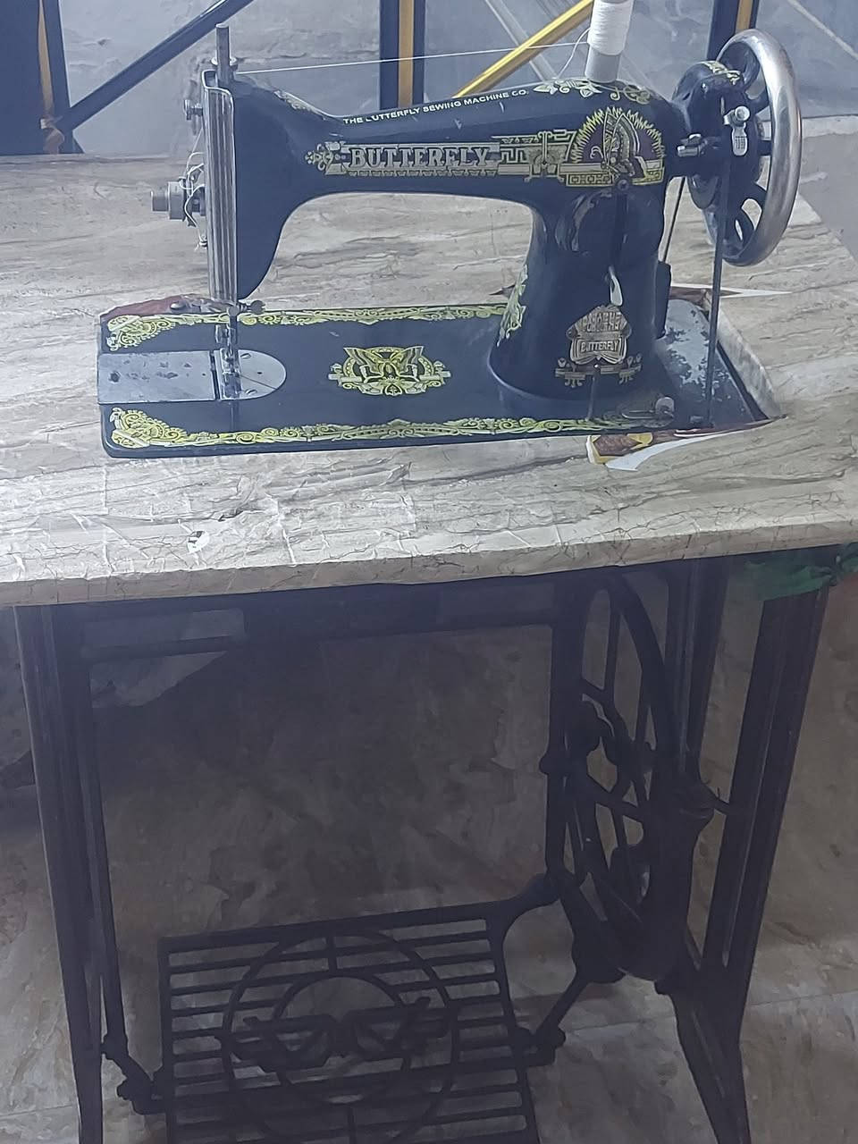 مكينة خياطة الفرفشه شغاله مع الميز للبيع المكان بابل
