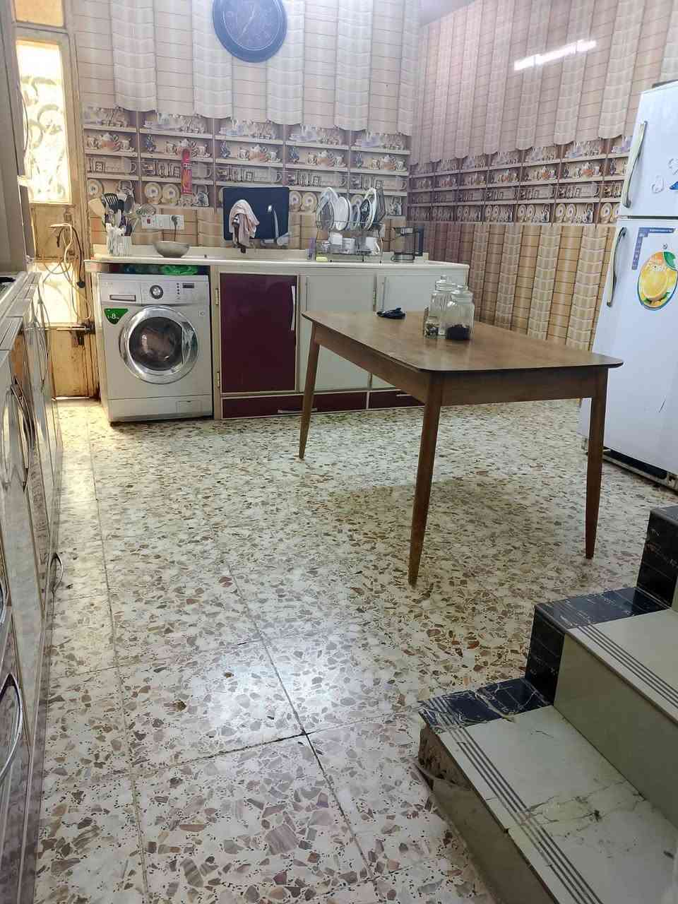 دار للبيع في الراشديه / البدعه/92متر واجه70-4 والنزال20متر رفت بناء2019 يتكون من غرفه 3 نوم وحده منهم هيكل والواجه ردنه انغيره بس بقت على المشتري 
***********
