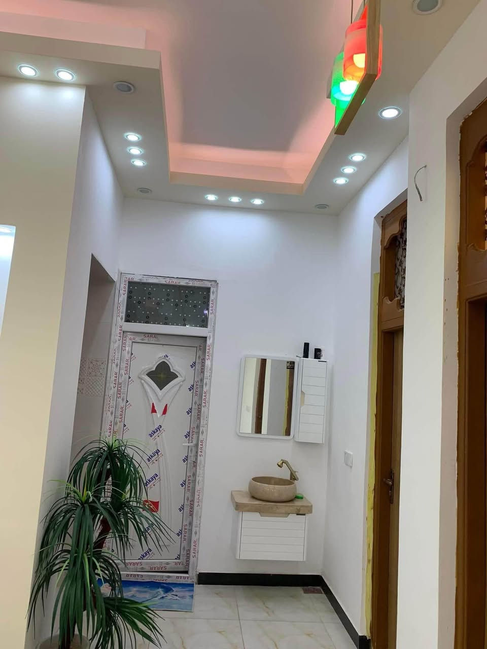 مكلفة بلنشر
دار للبيع مساحة الدار ١٢٥ متر الواجهة ١٠ متر ونزال ١٢،٥ متر يحتوي الدار على صاله واستقبال وغرفه منام واحده ومطبخ ومنور ومجموعة صحيات داخلية وخارجية يباع الدار مع الكاونتر والسخان والمغاسل وكذلك سبلت الصالة والبيت جاهز من كلشي ماشاءلله مايحتاج شي موقع الدار خلف العلوة مباشرة منطقة محمد مانع للاستفسار الاتصال على الارقام التالية 

***********

***********
