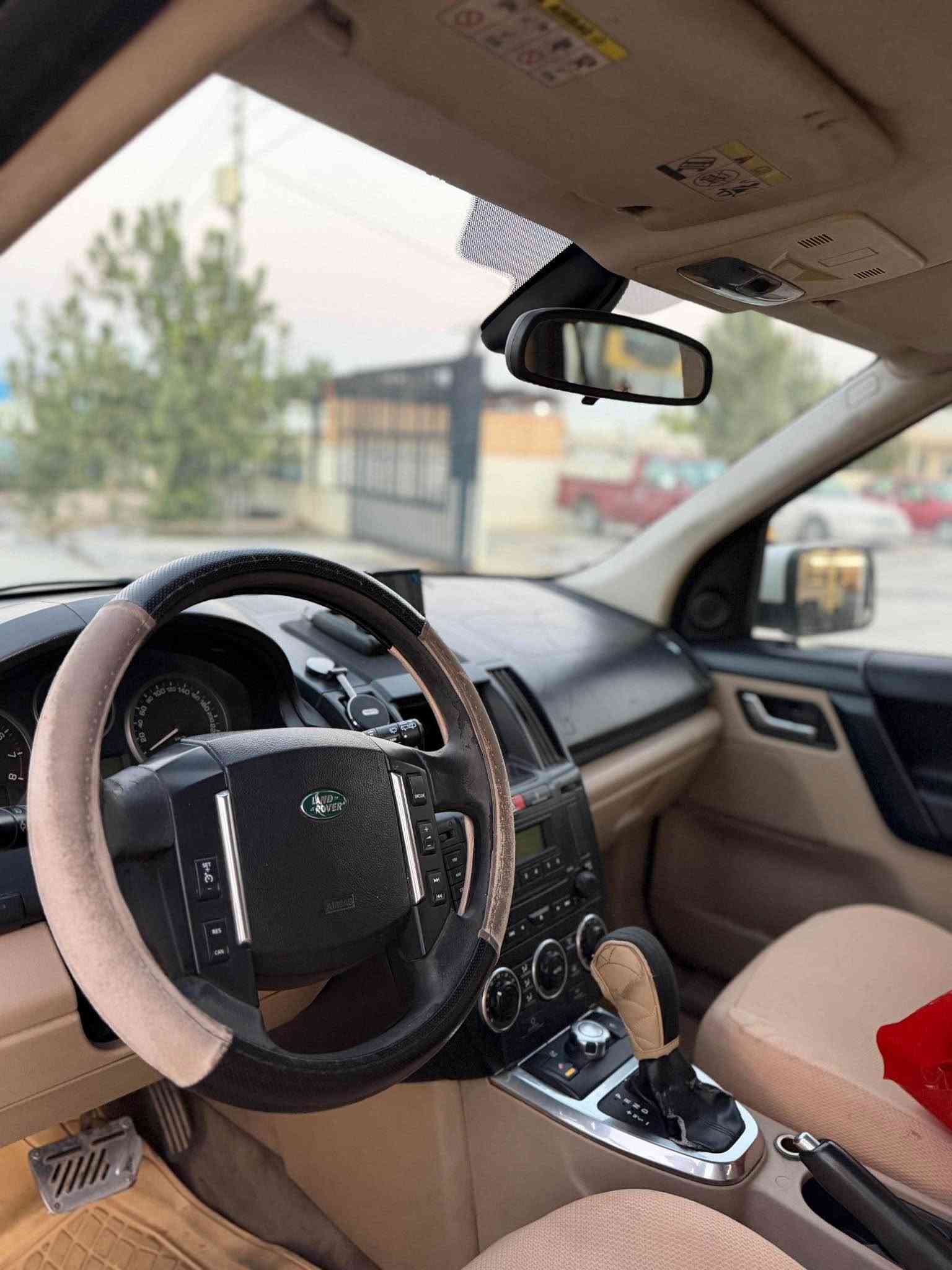 Land Rover 2012 🇬🇧🥇
رەقەم سڵێمانی سەنەوی تا٢٠٣٠مانگی ٩ نوێیە 
بێلێدران بێ بۆیاخ بەناو کردن بەشەرت 
مەکینە ٣.٢،v6 ،٢٣٠/هۆرسپاوەر 🐎
تەبڵ ئەکسل کارەبای🛘
گێر تۆماتیک و عادی ٦ گێر 
تەبرید ساردو گەرم لەگەڵ سویچ
5مۆدی ڵێ خورینی هەیە و کامیراو حاسەیە 
بەسمەیە سوکان ڤۆڵیوم aux /CD/  تەعدید سورحە
سندوق شەفتە هتد مواسافاتی زۆرە باس نا کرێ.
جوار تایە و ویلی لۆکی لەژێرە گێرو مەکینەی بەشەرت تازە سێرڤس عام کراوە یەک دنک مەسروفی تێدانیە/تکایە گەر موشتەری نیت بێزارمان مەکە بۆ ماعمەلە یان نامە بنێرە یان تەلە فۆنبۆ ژمارە مۆبایل ☎️(***********)وەتسئەپ و ڤایبەری لەسەرە، Singapore
