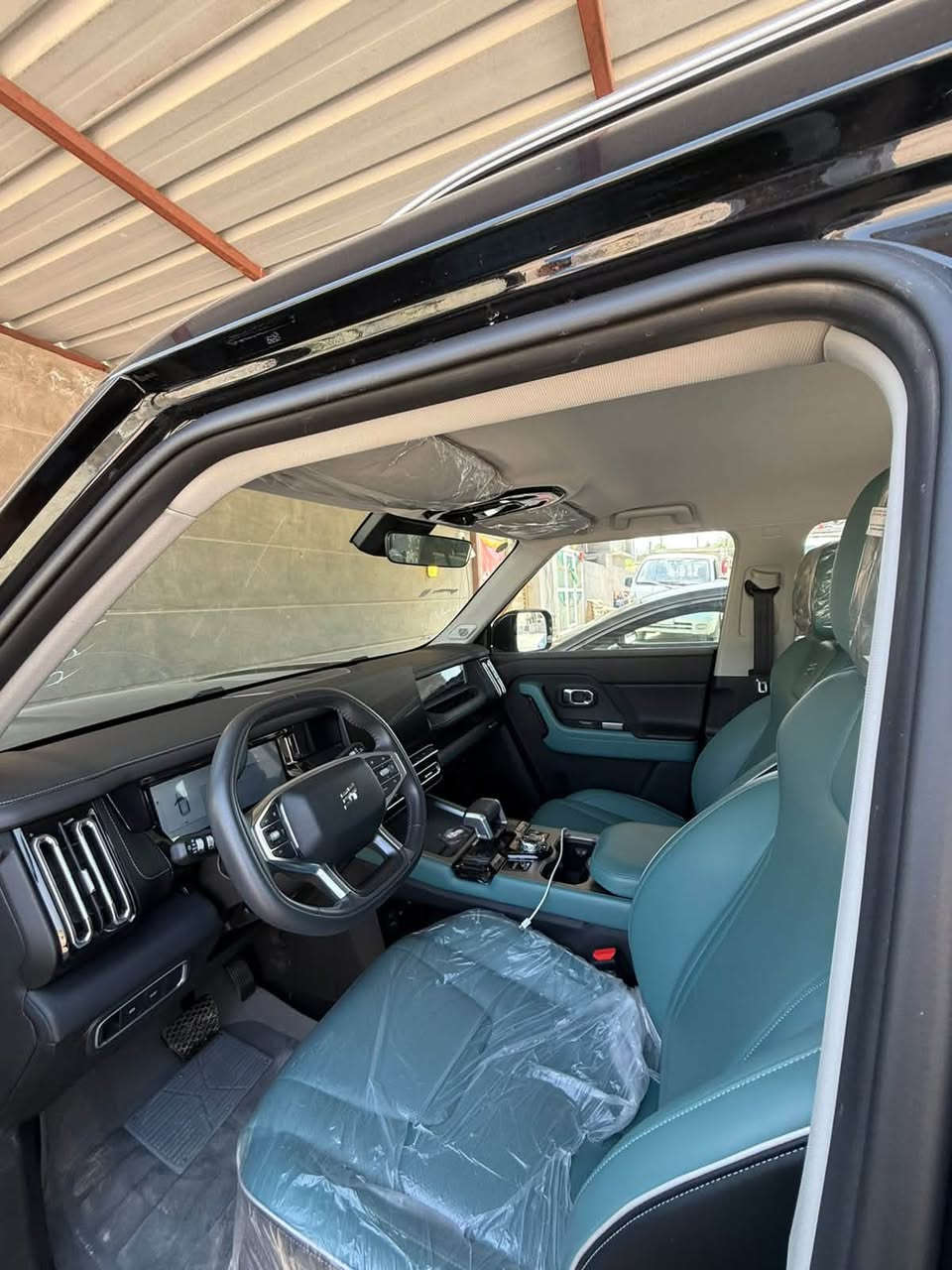 – JETOUR T1 2026  -     فئة Comfort 2.0L 8AT
•   🛣️  المسافة المقطوعة11500قابل للزياده

------------------------------------------------------------

✅ المواصفات :

• القير: 8 سرعات أوتوماتيكية 8AT

• نظام الدفع: دفع أمامي

• القوة الحصانية: 254 حصان

• العزم: 390 نيوتن.م

• استهلاك الوقود: 8.1 لتر لكل 100 كم

• كاميرات محيطية 360°

• نظام مراقبة النقطة العمياء

• حساسات اصطفاف كاملة

• نظام المراعي للوقوف الأوتوماتيكي (Autohold)

• نظام التحكم بنزول المنحدرات

• نظام مساعد لصعود المرتفعات

• نظام مكابح مانعة للانغلاق ABS

• نظام التحكم بالثبات ESC

• وسائد هوائية أمامية وجانبية

• رنجات ألمنيوم قياس 19 إنش

• شاشة وسطية قياس 12.8 إنش

• شاشة عدادات رقمية قياس 10.25 إنش

• دعم أبل كاربلاي وأندرويد أوتو

• مثبت سرعة

• مقصورة جلد فاخر

• المقاعد الأمامية كهربائية

• تهوية  للمقاعد الأمامية

• الإضاءة الأمامية والخلفية LED

• صندوق كهربائي بلمسة

• شاحن هاتف لاسلكي

• وضعيات قيادة متعددة

• نظام الدخول الذكي (بصمة)

• مسند يد (كونسول) أمامي

• فلتر تنقية هواء N95

• نظام مراقبة ضغط الإطارات

🛠️ الضمان

• الضمان الأساسي: 6 سنوات + عداد كم مفتوح

• ضمان المحرك: 10 سنوات أو 1,000,000 كم

سعر 33 مليون

الاستفسار ***********
