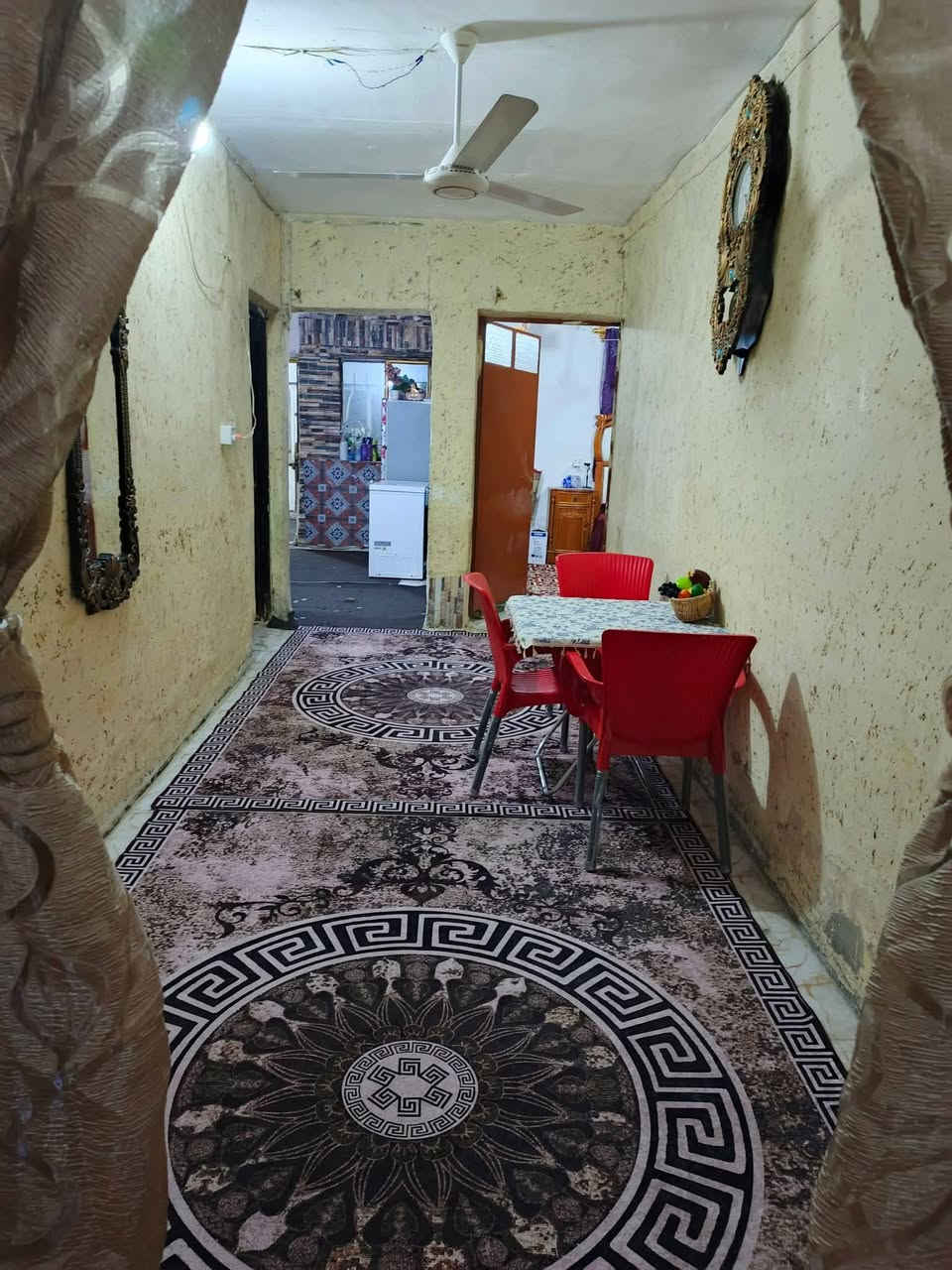 السلام عليكم دار للبيع المدائن الجعاره مقابيل معمل حليب شارع دهش او قحطان المضمد المساحه ٥٠٠ متر واجها ١٠_نزال ٥٠ 
قريب على الشارع العام /يحتوي على استقبال _غرفتين نوم _صاله + صاله درج _مطبخ گراج كبير _حديقه اماميه_ وحديقه خلفيه_ البيت عگاده _بناء قديم_ ماء _كهرباء_شارع تبليط. 
جنس العقار طابو زراعي سند ٢٥ تحويل محكمه. 
للأستفسار خاص. او اتصال ***********
