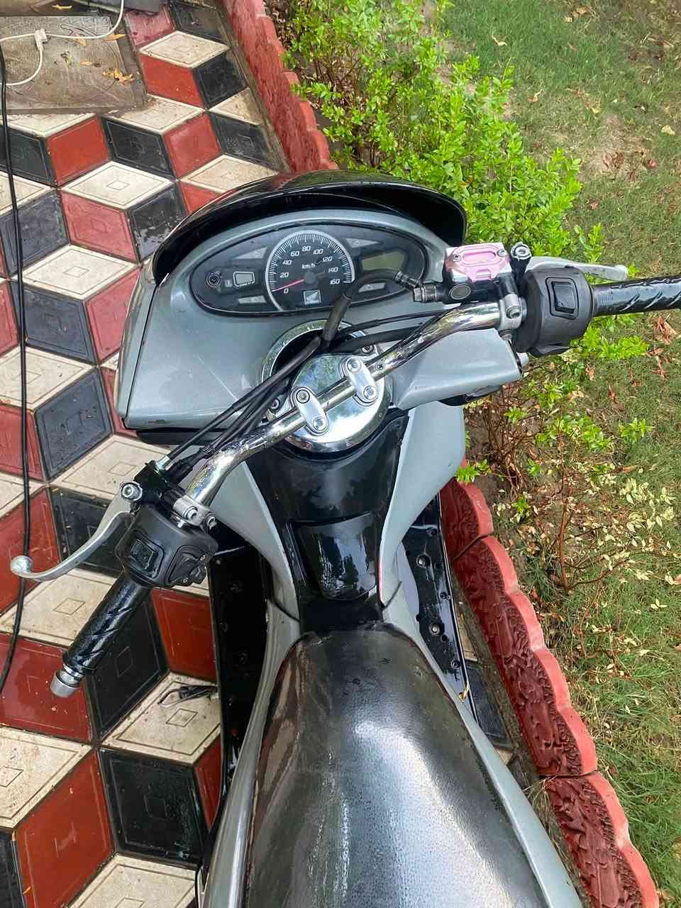 السلام عليكم pcx الجيل الاول للبيع مكينه ناعمة بيهة نقوصات خارجية مثل القفل مال صندوك ولبانزين يعني شغلات نواعم (الدراجة كفراتهة مصبوغه ) السعر 800 وبيهة مجال بسيط مكاني بغداد 
***********
