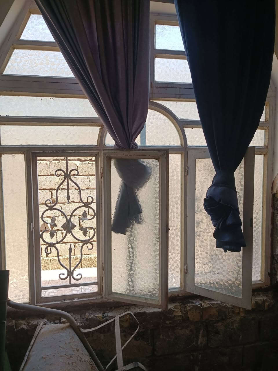 باب مدخل وشبابيك عدد ٣
مع الجام مشجر قياس الشبابيك مترين في مترين ونصف 
بابل الشوملي 
الاستفسار ع الرقم 
***********

