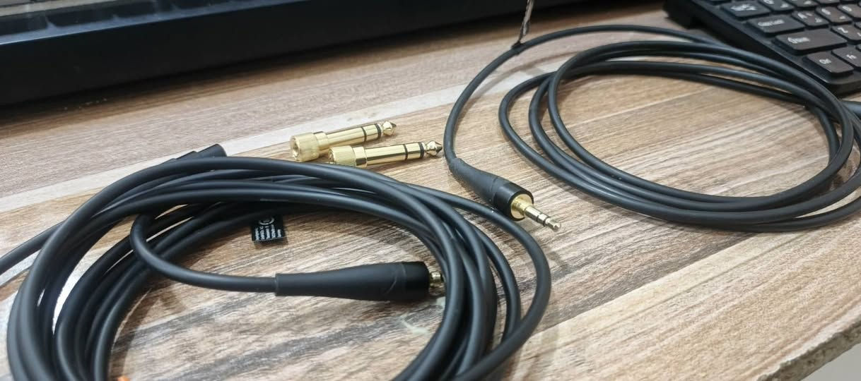هيدفون DT 900 pro X الالماني الاصلي ماركة بيردايناميك
- من النوع المفتوح الجوانب open back
- مخصصة للمكس والماسترينغ الاحترافي 
- استخدام قليل منزلي فقط
- كامل محلقاتها موجودة مثل ما موضح بالصور
- سبب البيع: عندي مونيترات وما احتاج امكس بالهيدفون

السعر 325 الف
***********
