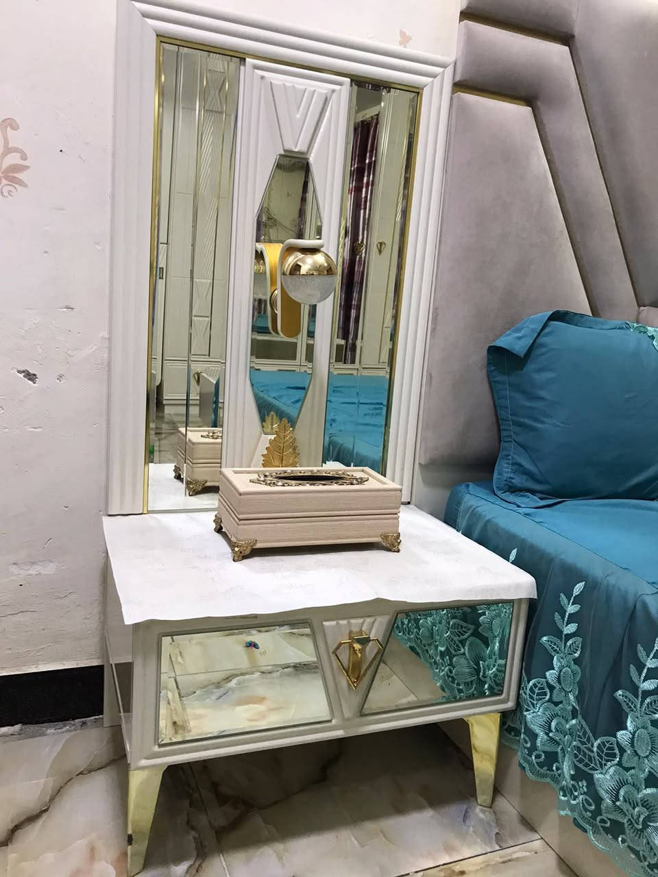 غرفه جديده 
السعر مليونين وربع وبيهه مجال قليل 
المكان  البصرة . الطويسه . 
موبايل ***********
