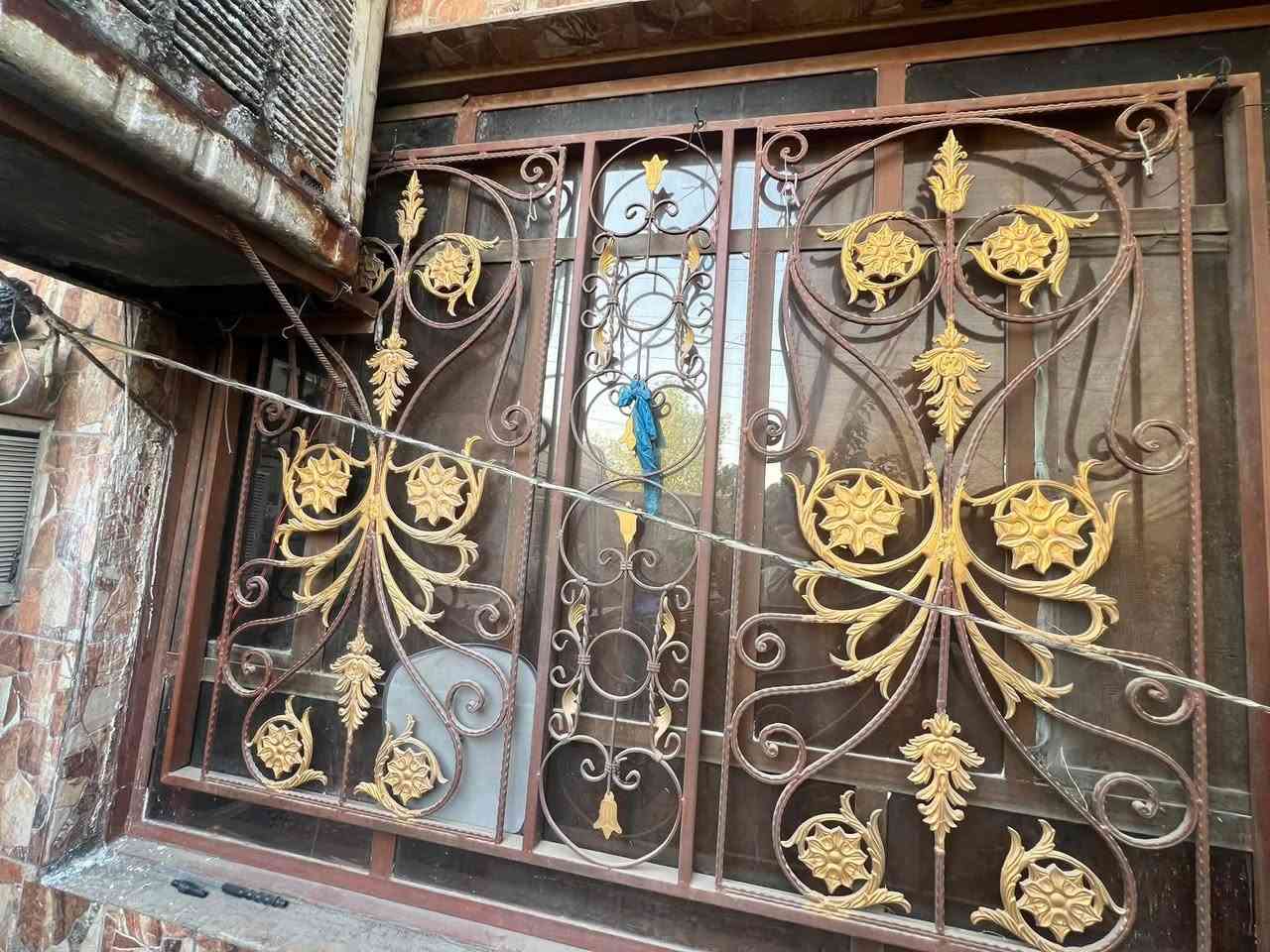 السلام عليكم شبابيك وباب للبيع بغداد حي الجهاد ***********
