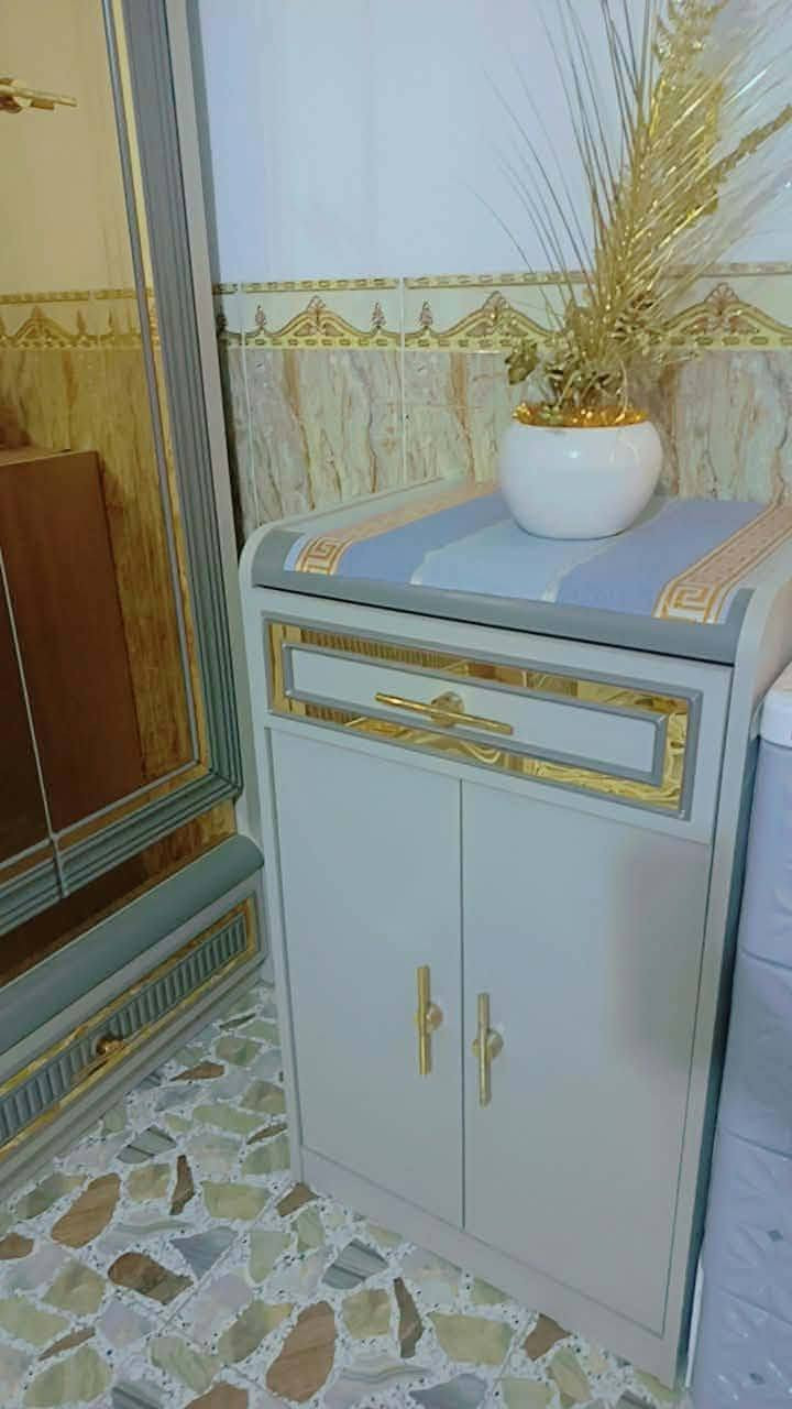 غرف خشاب تركيه نضافه وجديده مستخدمه شهرين فقط
*********** رقم صاحبهه لاتراسلني يريدهه بمليون ونص
