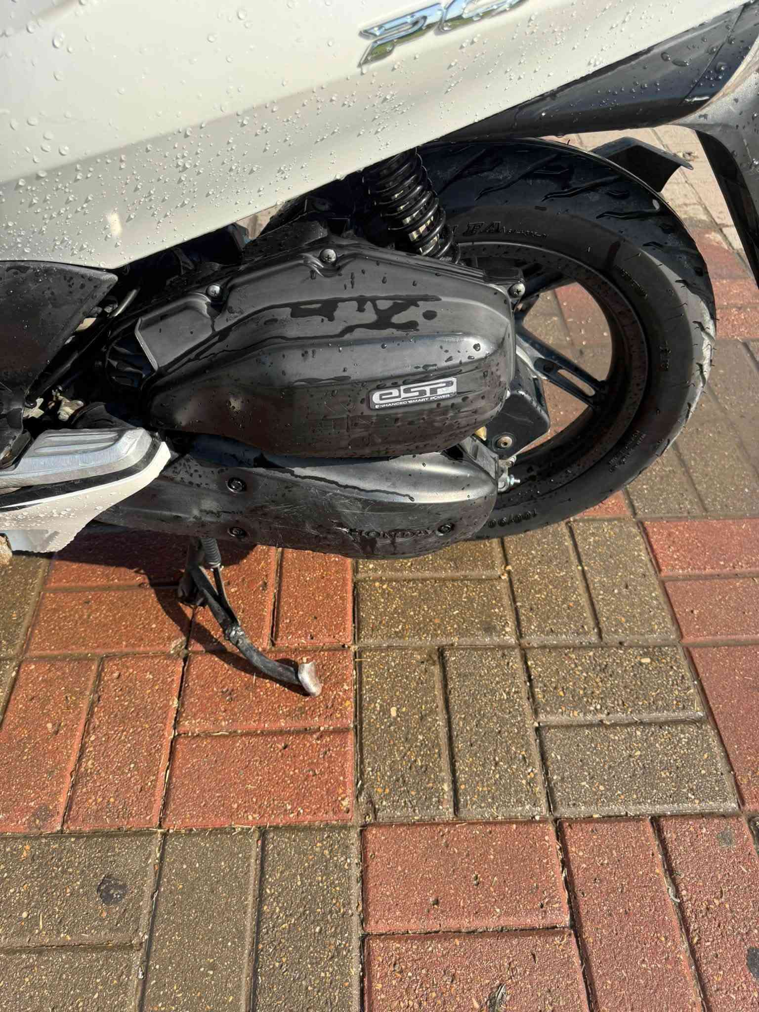 سلام عليكم للبيع دراجة pcx جيل الاول ( حساس زدحام   ( A  ) حساس ستان صفح  ) دراجة وارد يابان JF  السعر ( 13 ) وبي مجال عنوان الدراجة بغداد سوق الصدرية للتواصل ***********
