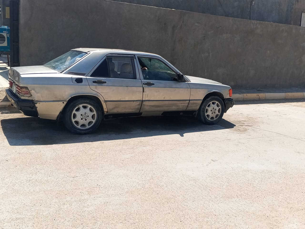 مارسدس حائز ثالث
بيه مكينه 2ونص ديلكو حاويه توني شادهه 
گير نعمه راديتر وباتري وداينمو جدد .
سياره جاهزه وخير من الله .
عندي وكاله من الحائز 
سعرها 20 وبيه مجال بسيط 
مكاني ذي قار ....الدوايه 
هاتف ***********
