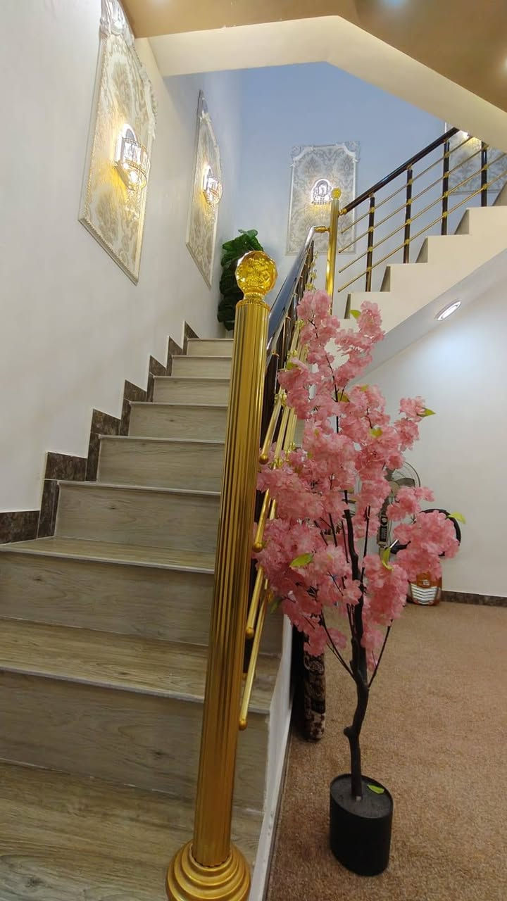 🏠 للبيع بيت – حي الوفاء

السلام عليكم ورحمة الله وبركاته 🌹
على بركة الله، نعرض لكم بيت بمساحة 100 م² في حي الوفاء، قرب شارع 20، ومركز شرطة الوفاء في الشارع خلف البيت.

البيت بتصميم أنيق ومرتب، ويتكون من طابقين:

🔹 الطابق الأرضي:
• استقبال كبير ومريح لاستقبال الضيوف
• صالة مريحة وواسعة
• مطبخ
• حمام داخلي
• حمام خارجي
• غرفة نوم

🔹 الطابق الثاني:
• صالة واسعة
• غرفتا نوم
• إحدى الغرف نظام سويت مع حمام خاص
• سطح مكشوف

📍 الموقع: حي الوفاء، بالقرب من شارع 20، ومركز شرطة الوفاء في الشارع خلف البيت.

📱 للتواصل على واتساب فقط:
9647729307144+

اتصل أو أرسل رسالة، وأهلاً وسهلاً بكم. 🌹
