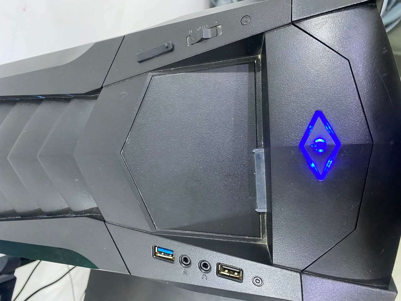 البصرة

حاسبة 

المواصفات 
Motherboard : 450m a pro max II
Ryzen 5 3400g 
 DDR4 Ram 8GB   Lexer  2666 
Hard ssd  kingstone 450gb
Power supply 600watt 
مدخل اقراص 
مدخل هارد خارجي 
الكيس نظيف 

السعر 350 الف

***********
