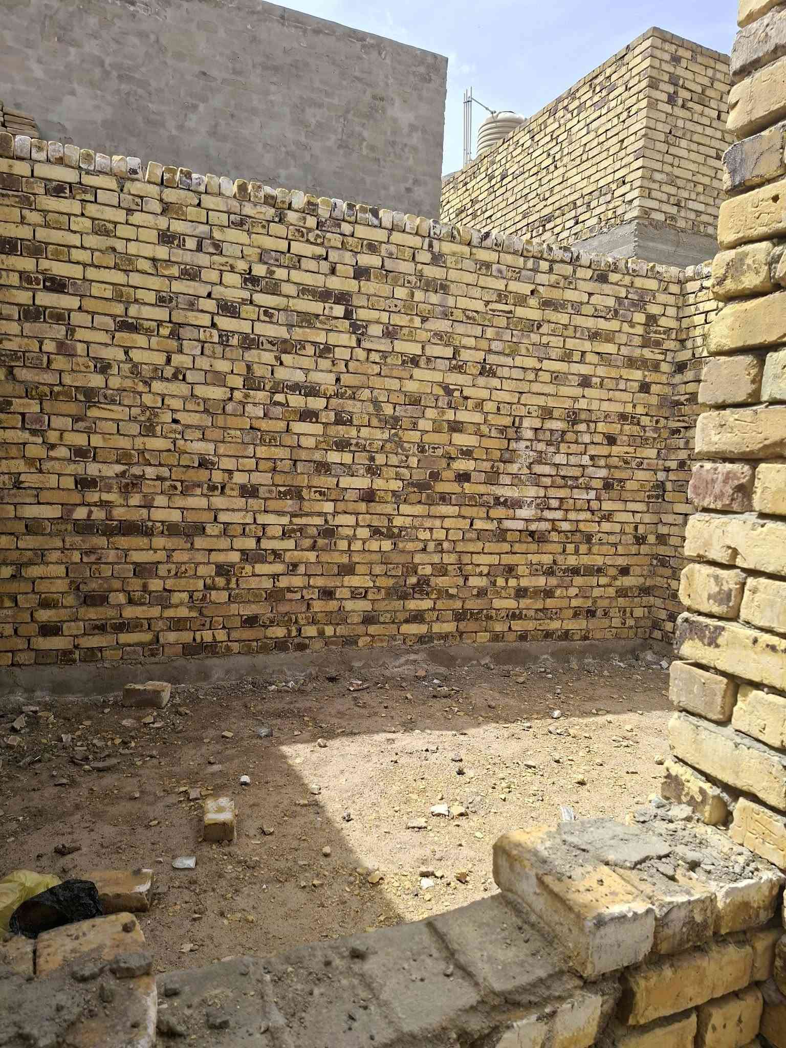 هيكل للبيع غير مسقف ١٠٠ متر زراعي سند ٢٥ عرض الشارع ١٠ متر حي نادر الثالثه حي السجاد السعر ٢٥ مليون وبي مجال الاتصال بالرقم ***********

