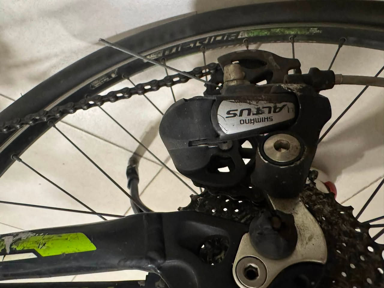 دراجة ماركة   Merida Matts sports جبلي
السعر /325/ الف 

المعدن / المنيوم 

ناقل حركة Shimano (ديريلر Altus)

بريك يد ميكانيكية من نوع Shimano

دبل / امامي fork تعليق امامي 

دبل بالوسط  Coil Spring تعليق خلفي 

فريم / L مناسب للطول من 170 الى 182 

كير امامي /3/ نمر ماركة 

كير خلفي /8/ نمر 

ويالة المنيوم 

زوج تايرات Thickslick tires ما موجود بكل العراق بس التاير سعرة 150 الف كتان
 
دراجة مال حاوية متصرف عليها ربع 👌🏻 

بدون الاكسسوارات ⛔️ 

تواصل /*********** / وتساب ☎️

العنوان / بغداد حي الاطباء  📍
