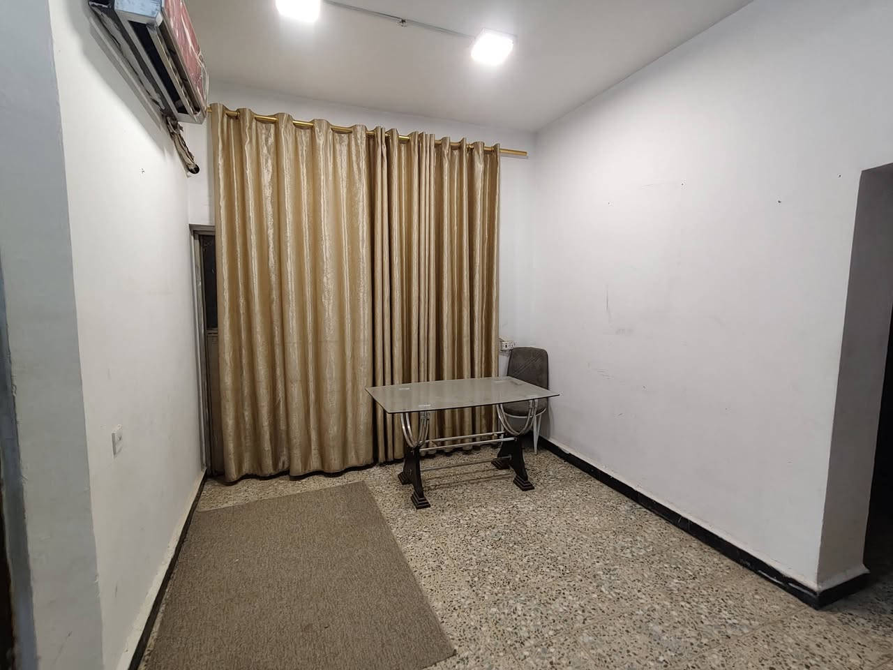بيت بحي الحسين يحتوي 4 غرف وصاله وبراني مؤثث وبي سبالت وكاونتر وثلاجه ايجاره 750 
التواصل ***********
