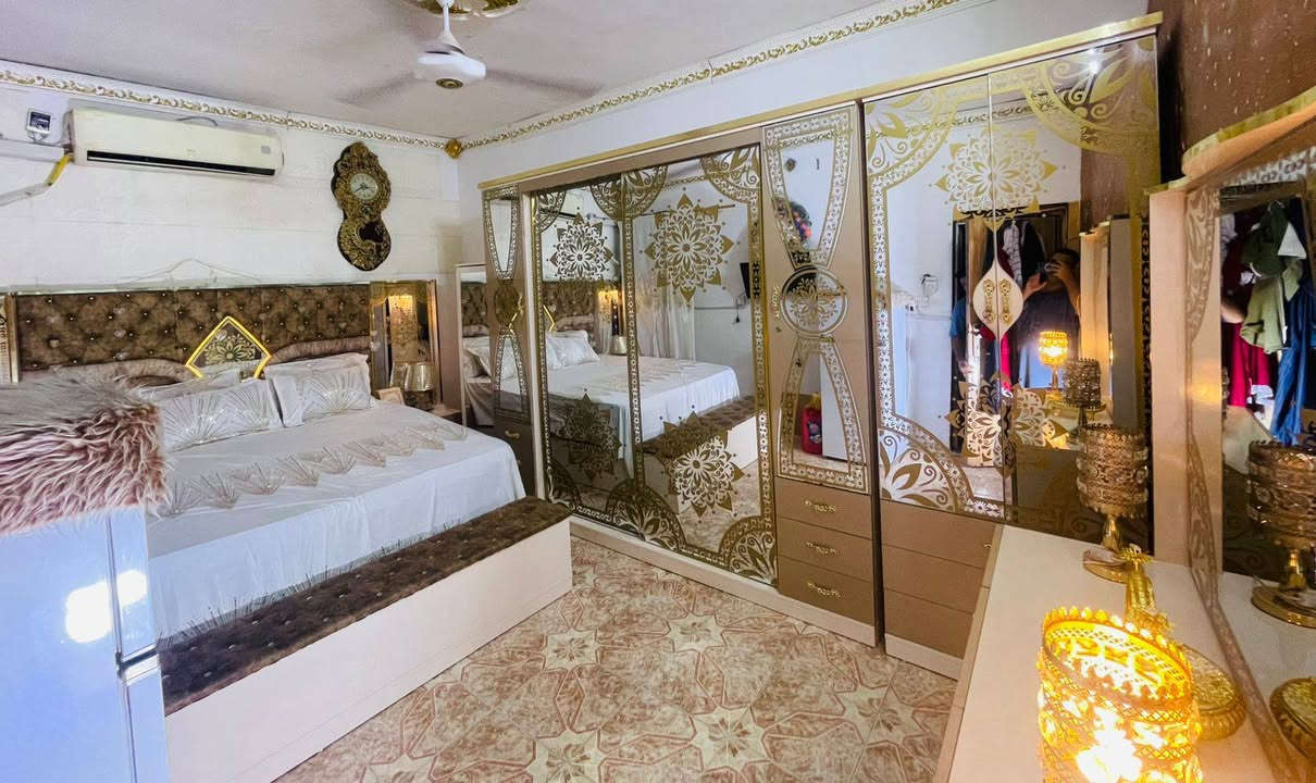 السلام عليكم عندي غرفه التركيه عارضه للبيع  نظيفه كلش متكونه من عشر قطع مع دوشگ اصلي قفله من اخير ب مليون رقم هاتف ***********   عنوان بغداد الحسينيه مسقط
