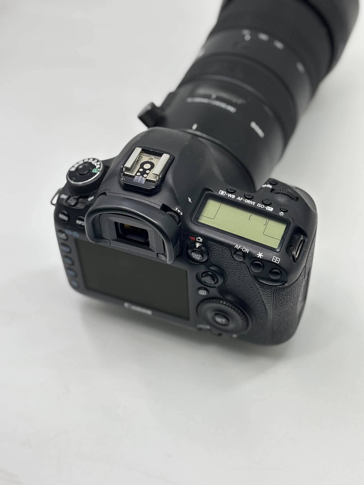 كأمره كانون   (💣 ✨5D-lll 📸💣) نضافه 99/100 كامل ملحقات
مع عدسه 70-200 فتحه 2.8
2- حقيبه 💫
3- حزام كتف✅
4- شاحنه اصليه ✅
5 بطاريه اصليه ✅
الدفع بعد ال فحص و القناعه التامه 
 ***********

