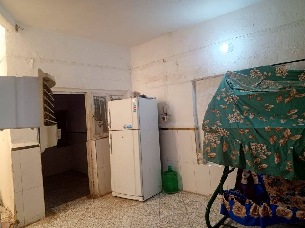 السلام عليكم، نعلن عن توفر منزل للبيع في قضاء الدغارة، قرب الجامع الكبير الواقع في السوق. المواصفات: نوع الملكية: طابو صرف المساحة: 80 متر مربع حالة البناء: قديم مع ترميم حديث المكونات: غرفتا نوم، مطبخ، صالة، صحيات للاستفسار، يرجى التواصل ].***********

