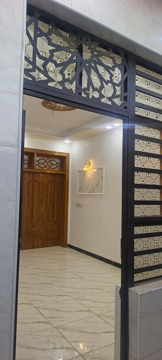دار للبيع مساحه 100متر حي الوفاء القوس منطقه 43الف شارع10وساحه طابقين جديد غرف3وصاله2مطبخ صحيات عدد 3جمس قرب شارع المطارتصال بالمكتب اوخاص سعر150بي مجال ***********ابومنتظر
