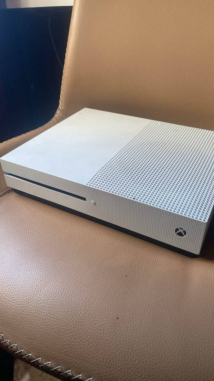 السلام عليكم جهاز xbox one s للبيع جهازي يشتغل كامل بس مجرد من تدخل للعبه يفصل سألت بالدواسه مصلح وكال بانكه ومعجون وهاي الورقه موجوده بالصور فا اني راح اشيل من سعره فلوس التصليح وابيعه ب135 الف وبي مجال اذا انت شراي  (سبب البيع مديون )
للتواصل واتساب *********** 
او عالماسنجر بالخاص
ادمن وافق ❤️
