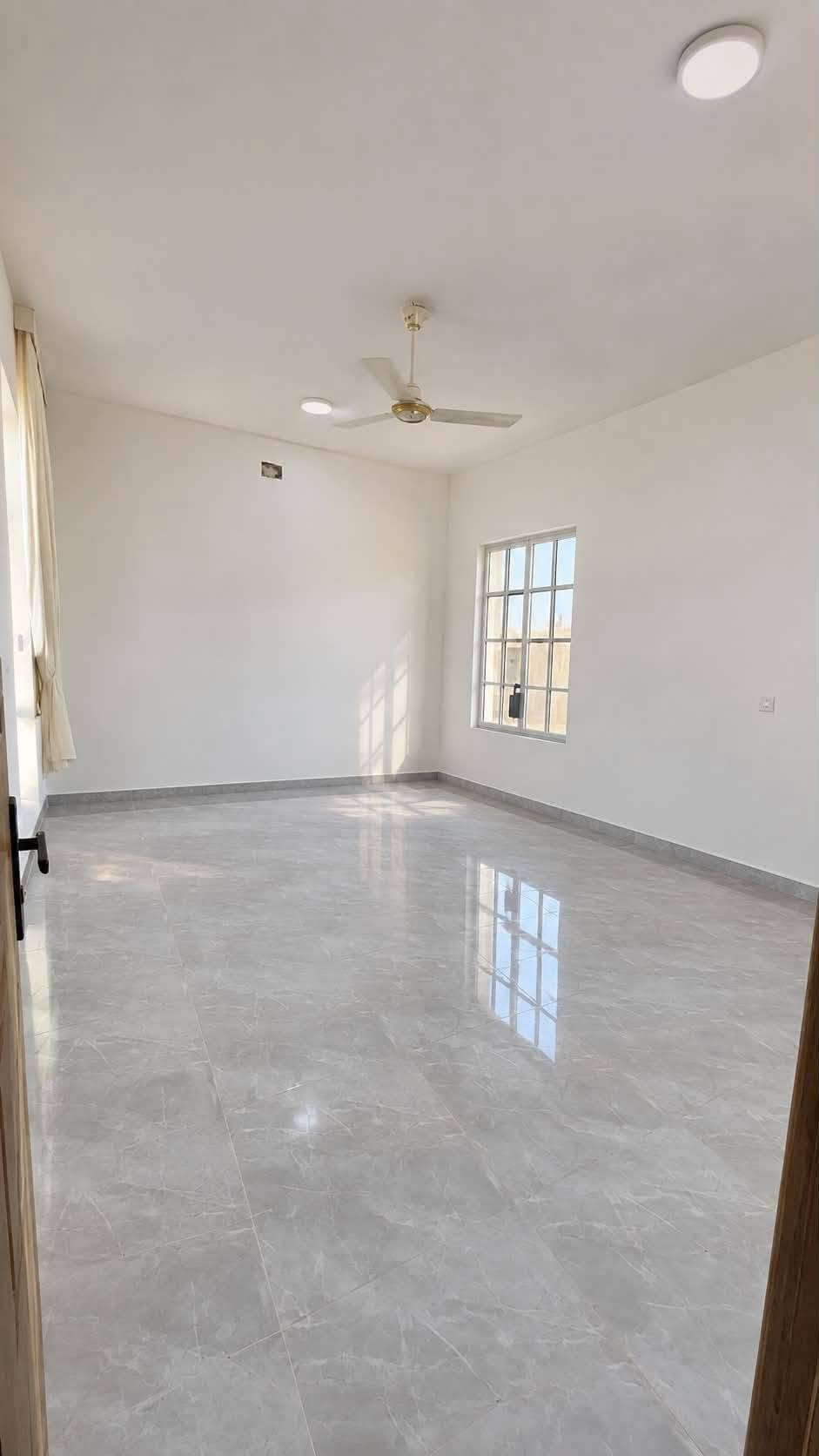 🔥بيييع مستعجل
🏠 بيت طابقين للبيع – الرمادي / مجمع السلام – الصوفية

📍 الموقع: مجمع السلام – الصوفية، قرب فلكة العلم
📍 شارع أربعين

🔹 مساحة العقار: 200 م²
🔹 شارع مبلط بعرض 15 متر
🔹 طابو صرف – تحويل مباشر
🔹 البيت طابقين

🏡 الطابق الأول:
• غرفتان
• صالة
• مطبخ
• ديوانية
• صحيات داخلية وخارجية

🏡 الطابق الثاني:
• غرفتان
• صالة
• صحيات

✨ المنطقة متوفرة فيها جميع الخدمات
🏫 مدارس
🛒 أسواق
وغيرها من الخدمات
💰السعر:125بيه مجال للشراي 

📞 للاستفسار اكثر مراسله الصفحة
