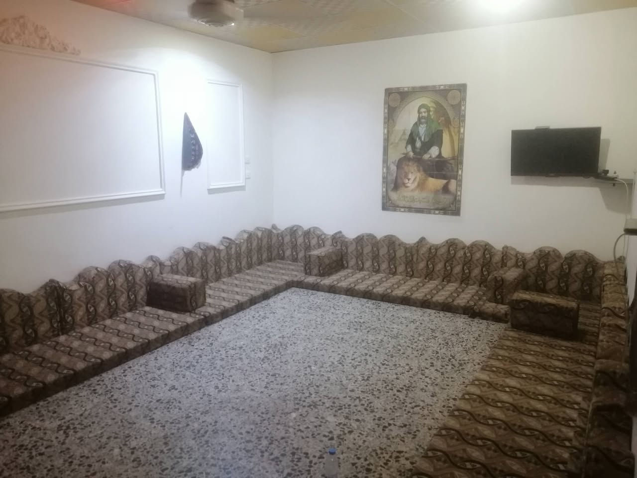 سلام عليكم بيت للبيع ٢٠٠ متر واجهه ١٠ ونزال ٢٠طابقين مشتمل غرفه وصاله وصحيات ومطبخ معزول بابه ع الشارع يحتوه البيت على غرفتين نوم وحده نظام اسويت وصاله كبيره  ومطبخ واستقبال وصحيات خارجيه وداخليه وعالي عن الشارع وطارمه عرض الشارع ١٥ متر موقع البيت مقابيل مكينه ثلج الحيدري القديمه وره اعداديه الفردوس تفاصيل اتصل ***********   *********** السعر ١٦٥
