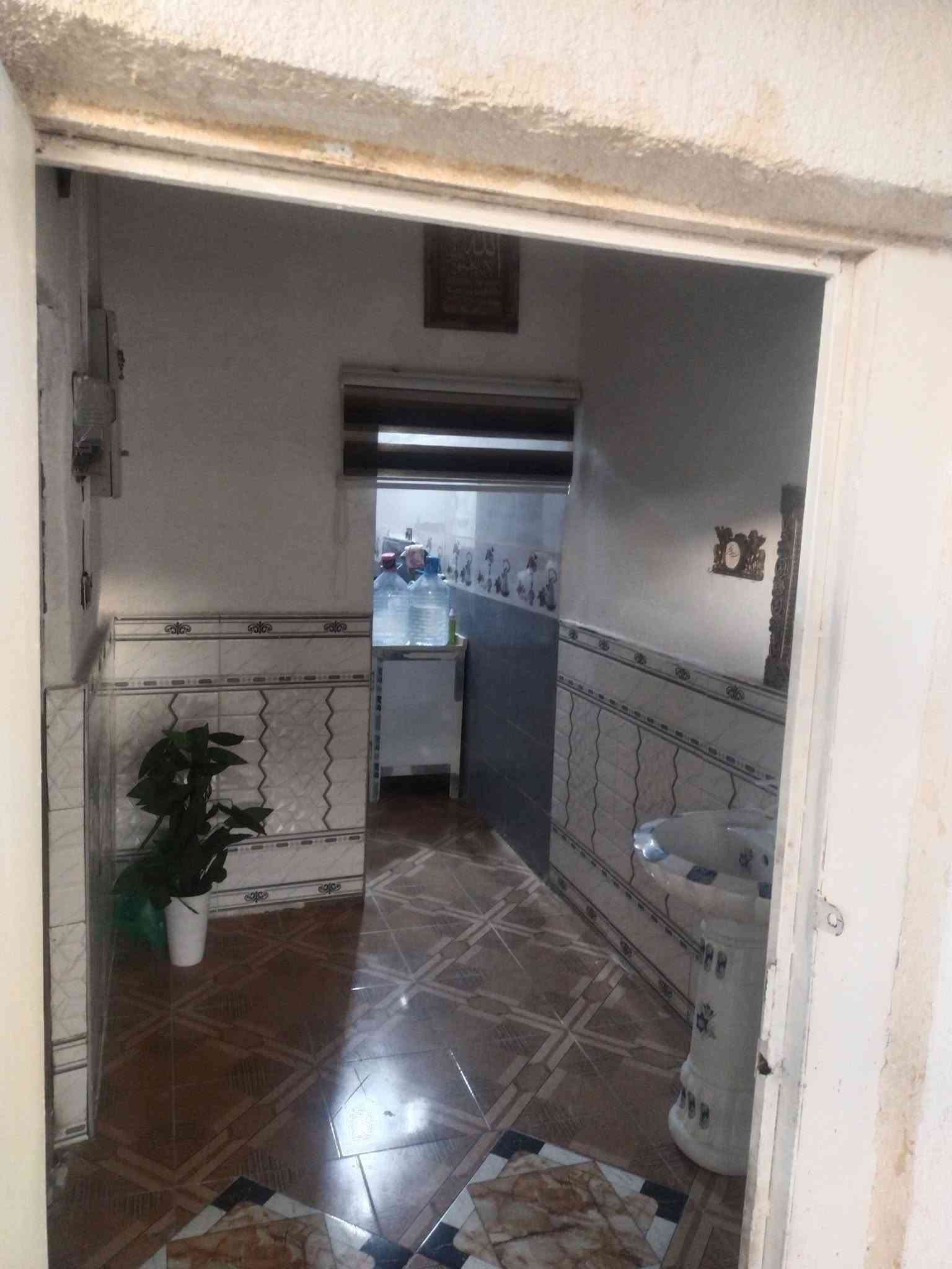 بيت 160 متر قاط واحد  للبيع يتكون من 
استقبال ومطبخ وصاله وغرفه واحده 
وصحيات داخلية وخارجيه وبي كراج كلش جبير 

المنطقه حي الشهداء شارع مكتب الغاز  قرب المدرسة الصينيه 

***********
