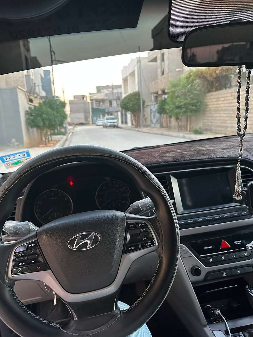 لنترا 2017 امريكي نص فول معروفة مواصفات النص
محرك 20 دوش شرط وكير شرط 

مواصفات العاديه المعروفه 
* فول تحكم ستيرن 
* سستم سماعات  عدد ٦
* مقاعد مخمل (نظيفة جداً)
* شاشة كبيرة تدعم Apple car play وAndroid Auto
*   الأنظمة الذكية (تحديد مسار و كروس سرعه )
* كامره خلفيه  
* وضعيات قياده (ico , comfort, sport ) 
* مانع انزلاق
تبريد ثلج 
رقم اربيل بأسمي شرط التحويل 
باتري جديد الله وكيل قبل 20 يوم شديته ودهن قبل اسبوع مبدل 
حدادية جديدة 
منظومة ماي كامل جديدة كلها بدلتها من جاينات على بواري 
بيها بس جاملغ يمين صبغ وبارد بكصة البنيد على كد اصبع
السيارة بدون دواخل وايرباكات كلها سليمة 
شرط ما يعوزها كلشي 
سعر (120) بيها مجال للشراي
مكاني موصل ***********
