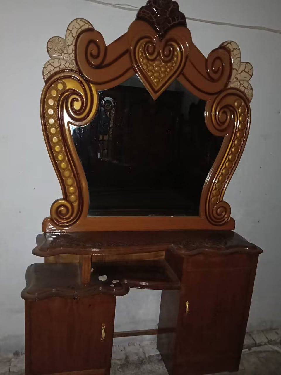 السلام عليكم
غرفة اخشاب نظيفة للبيع 
*********** واتساب
