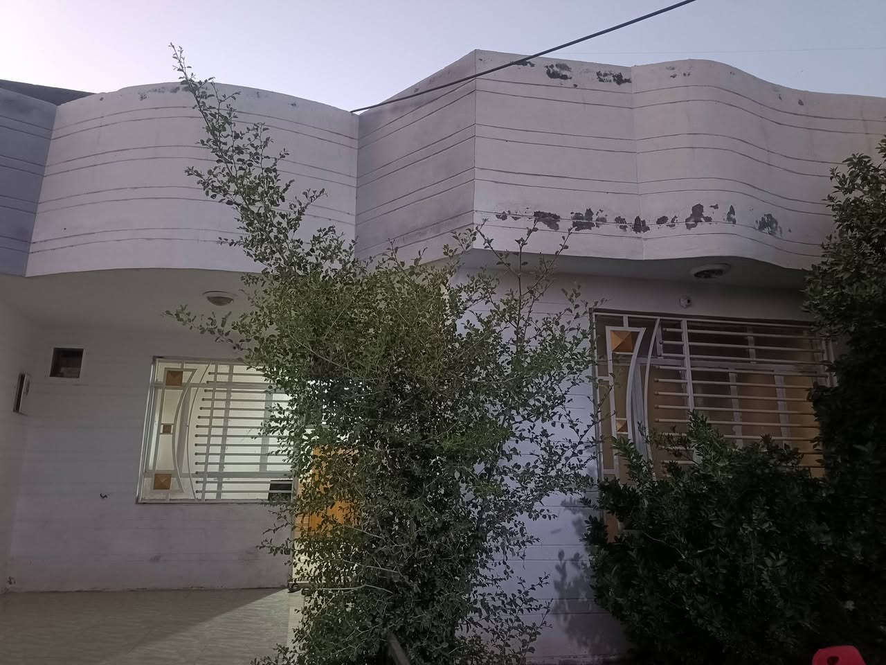 بيت للبيع المساحة الكلية 290متر طابو سند 25  غرفتين نوم وصاله ومطبخ استقبال وصحيات داخليه وصحيات خارجيه كراج سياره وحديقة البناء طابوق السقف صب مسلح الصطح فرشي عرض الشارع 10متر ثاني بيت عن الشارع الرئيسي مال الشط العنوان طويريج حي الجمعية قرب بيت القي مقام السعر 130مع المجال للتواصل ***********// مكتب المهندس للعقار أحمد ألجبوري
