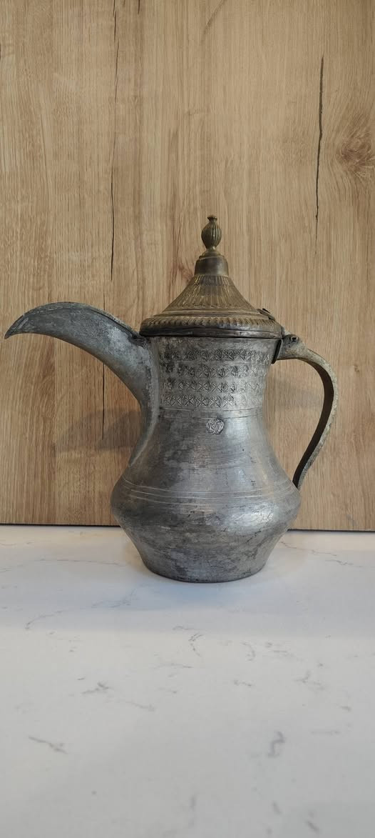 زوج دلال سوري قديم مختم عمل مرشد غير مستخدم
الارتفاع 25 ....22 بطن عريض 
لتوضيح  بطن ال 25 .45.
وبطن ال 22...38  مع جرس بالقبغ 
لتواصل وات ساب ***********
