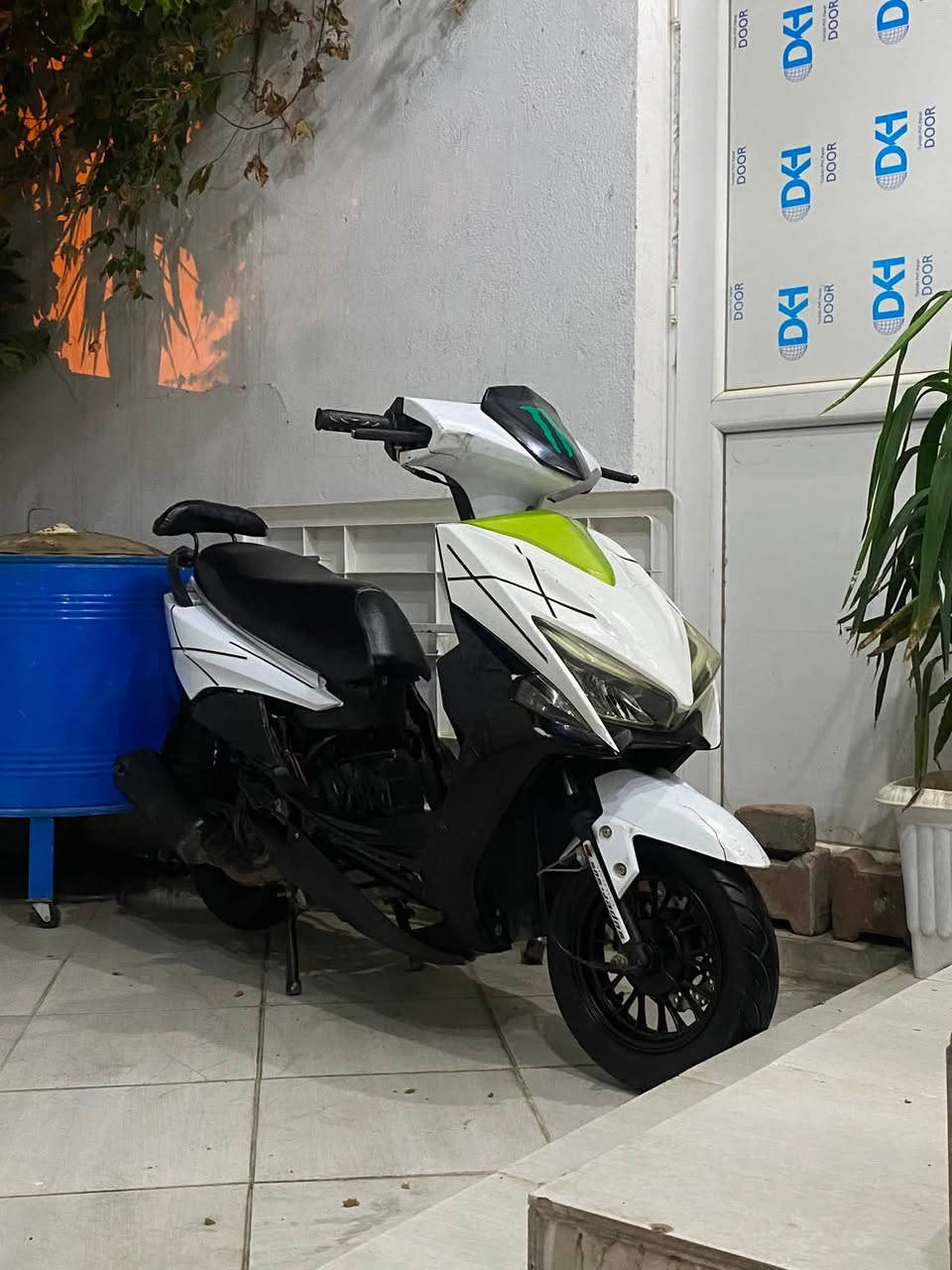 السلام عليكم للبيع ماكس FS موديل 2021 مكينه 125cc كهربائيات كلها شغاله لايت زنون عالي ناصي  بكلايت اشاير كله شغال مكينه كبس مامفتوحه شرط بدون تنقيص ودخان بريكات مضبوطه تايرات جديده وياله رياضي الدراجه مثل الصور واحلى بعد مكان الدراجه سليمانيه بكرجو السعر 330 الف وبيها مجال كلش بسيط حك الجيه للاتصال: 
أسيا *********** / واتساب فقط ***********
