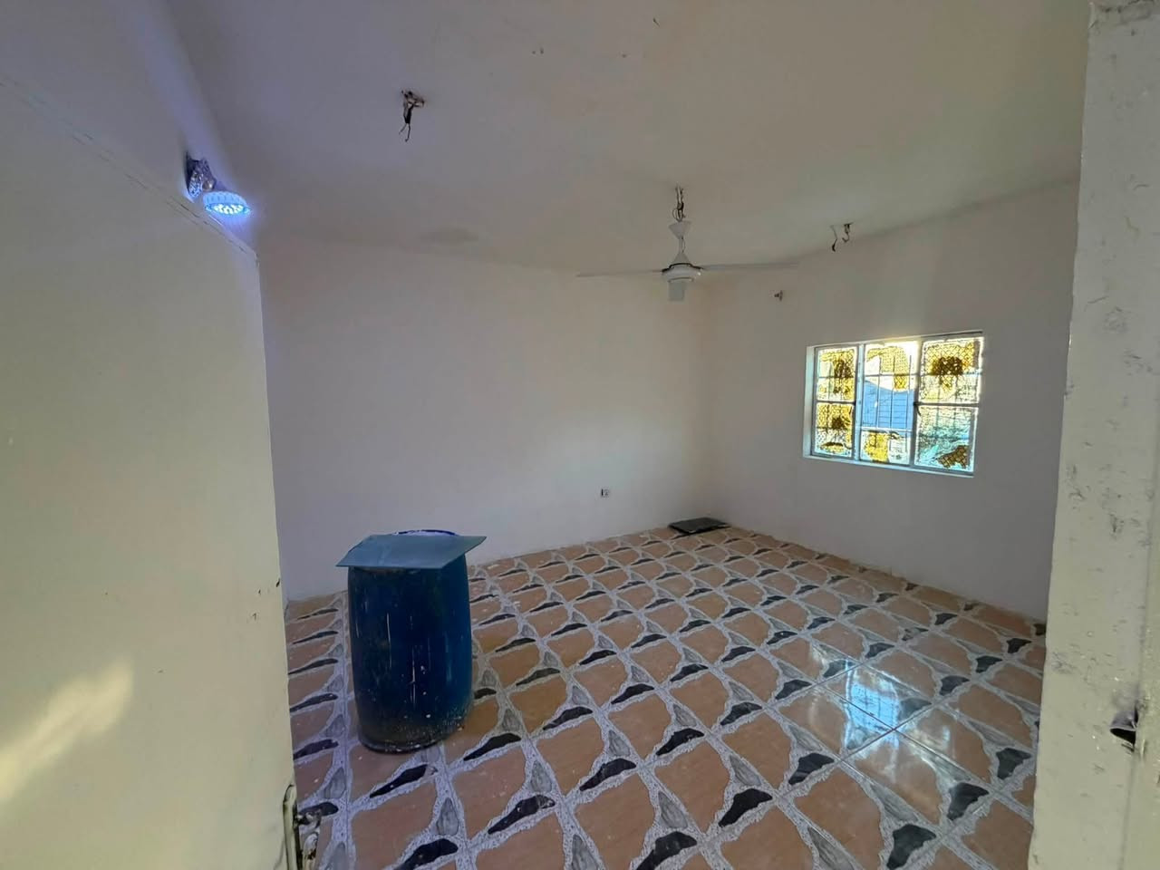 للإيجار
📍 الموقع: حي آور – قرب حسينية المصطفى

🏠 المساحة: 50 م²

يتكون من:

* استقبال
* مطبخ وخدمات
* الطابق الثاني: غرفة

📞 للاستفسار:
مكتب البديري
***********
