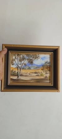 اربع لوحات رسم زيتي قديمة بيه توقيع الرسام سعر المجموعة 50 الف.  بغداد...