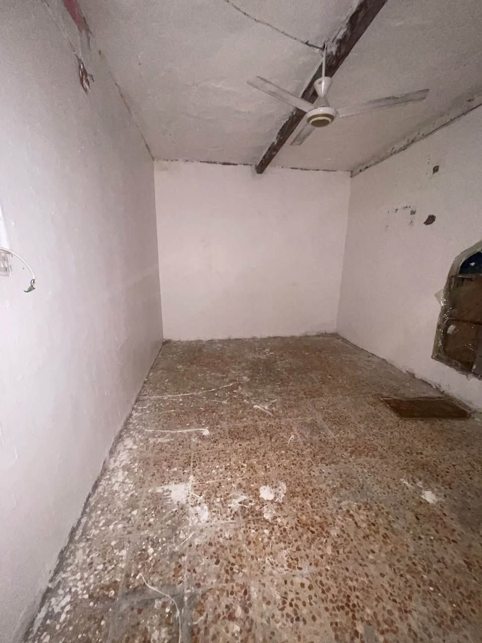 بيت للإيجار بالحيانيه حي المربع مساحه 250 متر غرفتين وصاله واستقبال ومطبخ وصحيات وكراج الايجار 350 الف قفل شامل الكهرباء والماء للاستفسار : ***********
